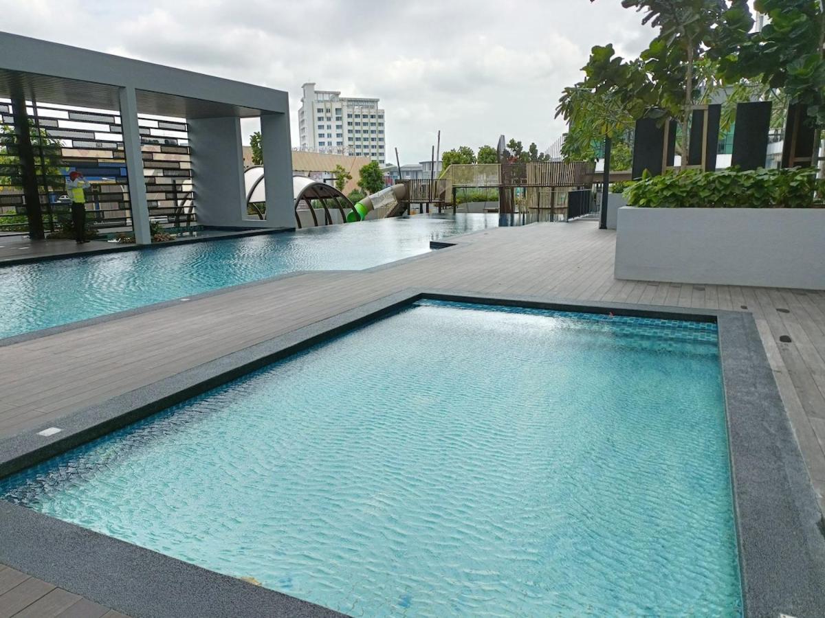 Sky Trees 2 Guests Balcony Garden View Aeon Pool Johor Bahru